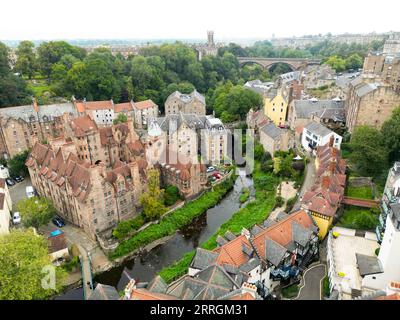 Blick aus der Vogelperspektive auf Well Court und Dean Village Edinburgh Stockfoto