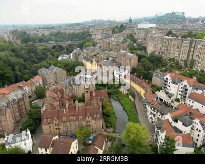 Blick aus der Vogelperspektive auf Well Court und Dean Village Edinburgh Stockfoto