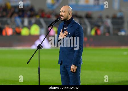 Buenos Aires, Argentinien. September 2023. Abel Pintos singt im Estadio Mas Monumental Antonio Vespucio Liberti die Nationalhymne Argentiniens vor dem Qualifikationsspiel zur FIFA-Weltmeisterschaft 2026 zwischen Argentinien und Ecuador. Endnote: Argentinien 1:0 Ecuador Credit: SOPA Images Limited/Alamy Live News Stockfoto