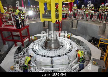 220527 -- BEIT SHE AN, 27. Mai 2022 -- Arbeiter installieren am 25. Mai 2022 einen 200-Tonnen-Rotor auf einer Generatoreinheit im Pumpspeicherkraftwerk Kokhav Hayarden in Beit She an, Israel. Ein großes Pumpspeicherkraftwerk im Nordosten Israels erreichte die letzte Bauphase am Mittwoch, als ein 200-Tonnen-Rotor, der entscheidend für die Umwandlung von Wasser in Strom ist, reibungslos auf einer Stromerzeugungsanlage installiert wurde. Das 344-MW-Pumpspeicherkraftwerk Kokhav Hayarden, das sich in der Nähe der Stadt Beit She an und etwa 120 km von Tel Aviv entfernt befindet, soll Anfang 2023 in Betrieb genommen werden. Das Projekt i Stockfoto