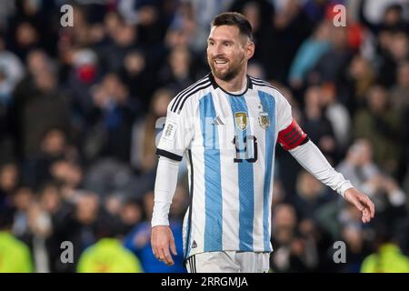 Buenos Aires, Argentinien. September 2023. Lionel Messi aus Argentinien lächelt während eines Spiels zwischen Argentinien und Ecuador im Rahmen der Qualifikation zur FIFA-Weltmeisterschaft 2026 im Estadio Mas Monumental Antonio Vespucio Liberti. Endnote: Argentinien 1:0 Ecuador (Foto: Manuel Cortina/SOPA Images/SIPA USA) Credit: SIPA USA/Alamy Live News Stockfoto