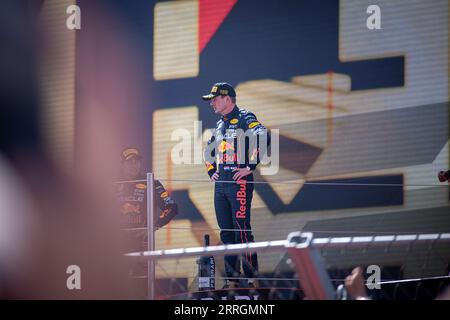 Verstappen steht auf dem Podium, nachdem er beim Großen Preis von Spanien den ersten Platz gewonnen hat. Teamkollege Sergio Perez verleiht der Szene noch mehr Tiefe Stockfoto