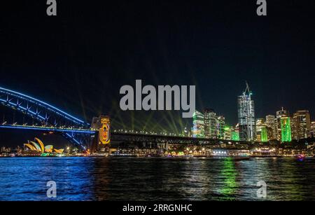 220527 -- SYDNEY, 27. Mai 2022 -- die Harbour Bridge leuchtet am 27. Mai 2022 für das Vivid Sydney in Sydney, Australien. AUSTRALIEN-SYDNEY-LICHTSHOW BaixXuefei PUBLICATIONxNOTxINxCHN Stockfoto