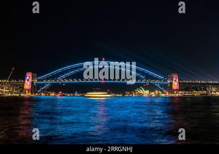 220527 -- SYDNEY, 27. Mai 2022 -- die Harbour Bridge leuchtet am 27. Mai 2022 für das Vivid Sydney in Sydney, Australien. AUSTRALIEN-SYDNEY-LICHTSHOW BaixXuefei PUBLICATIONxNOTxINxCHN Stockfoto