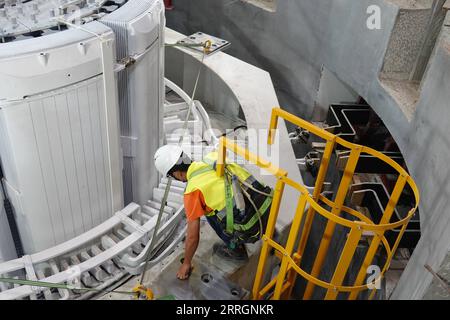 220527 -- BEIT SHE AN, 27. Mai 2022 -- Ein chinesischer Konstrukteur arbeitet am 25. Mai 2022 für die Installation eines 200-Tonnen-Rotors auf einer Stromerzeugungsanlage im Pumpspeicherkraftwerk Kokhav Hayarden in Beit She an, Israel. Ein großes Pumpspeicherkraftwerk im Nordosten Israels erreichte die letzte Bauphase am Mittwoch, als ein 200-Tonnen-Rotor, der entscheidend für die Umwandlung von Wasser in Strom ist, reibungslos auf einer Stromerzeugungsanlage installiert wurde. Das 344-MW-Pumpspeicherkraftwerk Kokhav Hayarden, das sich in der Nähe der Stadt Beit She an und etwa 120 km von Tel Aviv entfernt befindet, soll i betriebsbereit sein Stockfoto