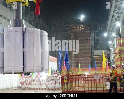 220527 -- BEIT SHE AN, 27. Mai 2022 -- Ein 200-Tonnen-Rotor wird am 25. Mai 2022 auf einer Stromerzeugungsanlage im Pumpspeicherkraftwerk Kokhav Hayarden in Beit She an, Israel, installiert. Ein großes Pumpspeicherkraftwerk im Nordosten Israels erreichte die letzte Bauphase am Mittwoch, als ein 200-Tonnen-Rotor, der entscheidend für die Umwandlung von Wasser in Strom ist, reibungslos auf einer Stromerzeugungsanlage installiert wurde. Das 344-MW-Pumpspeicherkraftwerk Kokhav Hayarden, das sich in der Nähe der Stadt Beit She an und etwa 120 km von Tel Aviv entfernt befindet, soll Anfang 2023 in Betrieb genommen werden. Das Projekt ist b Stockfoto