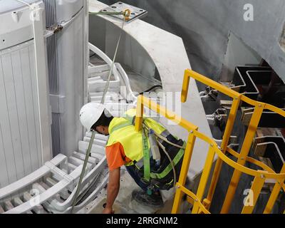 220527 -- BEIT SHE AN, 27. Mai 2022 -- Ein chinesischer Konstrukteur arbeitet am 25. Mai 2022 für die Installation eines 200-Tonnen-Rotors auf einer Stromerzeugungsanlage im Pumpspeicherkraftwerk Kokhav Hayarden in Beit She an, Israel. Ein großes Pumpspeicherkraftwerk im Nordosten Israels erreichte die letzte Bauphase am Mittwoch, als ein 200-Tonnen-Rotor, der entscheidend für die Umwandlung von Wasser in Strom ist, reibungslos auf einer Stromerzeugungsanlage installiert wurde. Das 344-MW-Pumpspeicherkraftwerk Kokhav Hayarden, das sich in der Nähe der Stadt Beit She an und etwa 120 km von Tel Aviv entfernt befindet, soll i betriebsbereit sein Stockfoto