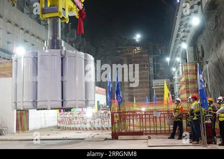 220527 -- BEIT SHE AN, 27. Mai 2022 -- Ein 200-Tonnen-Rotor wird am 25. Mai 2022 auf einer Stromerzeugungsanlage im Pumpspeicherkraftwerk Kokhav Hayarden in Beit She an, Israel, installiert. Ein großes Pumpspeicherkraftwerk im Nordosten Israels erreichte die letzte Bauphase am Mittwoch, als ein 200-Tonnen-Rotor, der entscheidend für die Umwandlung von Wasser in Strom ist, reibungslos auf einer Stromerzeugungsanlage installiert wurde. Das 344-MW-Pumpspeicherkraftwerk Kokhav Hayarden, das sich in der Nähe der Stadt Beit She an und etwa 120 km von Tel Aviv entfernt befindet, soll Anfang 2023 in Betrieb genommen werden. Das Projekt ist b Stockfoto