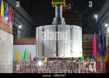 220527 -- BEIT SHE AN, 27. Mai 2022 -- Ein 200-Tonnen-Rotor wird am 25. Mai 2022 auf einer Stromerzeugungsanlage im Pumpspeicherkraftwerk Kokhav Hayarden in Beit She an, Israel, installiert. Ein großes Pumpspeicherkraftwerk im Nordosten Israels erreichte die letzte Bauphase am Mittwoch, als ein 200-Tonnen-Rotor, der entscheidend für die Umwandlung von Wasser in Strom ist, reibungslos auf einer Stromerzeugungsanlage installiert wurde. Das 344-MW-Pumpspeicherkraftwerk Kokhav Hayarden, das sich in der Nähe der Stadt Beit She an und etwa 120 km von Tel Aviv entfernt befindet, soll Anfang 2023 in Betrieb genommen werden. Das Projekt ist b Stockfoto