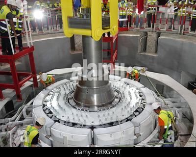 220527 -- BEIT SHE AN, 27. Mai 2022 -- Arbeiter installieren am 25. Mai 2022 einen 200-Tonnen-Rotor auf einer Generatoreinheit im Pumpspeicherkraftwerk Kokhav Hayarden in Beit She an, Israel. Ein großes Pumpspeicherkraftwerk im Nordosten Israels erreichte die letzte Bauphase am Mittwoch, als ein 200-Tonnen-Rotor, der entscheidend für die Umwandlung von Wasser in Strom ist, reibungslos auf einer Stromerzeugungsanlage installiert wurde. Das 344-MW-Pumpspeicherkraftwerk Kokhav Hayarden, das sich in der Nähe der Stadt Beit She an und etwa 120 km von Tel Aviv entfernt befindet, soll Anfang 2023 in Betrieb genommen werden. Das Projekt i Stockfoto