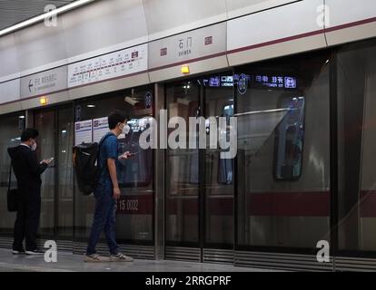 220529 -- PEKING, 29. Mai 2022 -- die Leute sind im Begriff, an der Shimen Station der Linie 15 im Bezirk Shunyi von Peking, der Hauptstadt von China, am 29. Mai 2022 in eine U-Bahn zu steigen. In Peking gab es von Freitag bis Sonntag um 15 Uhr keine Übertragung von COVID-19 in der Stadt, teilte ein Beamter einer Pressekonferenz am Sonntag mit. Die chinesische Hauptstadt meldete sieben neue lokal übertragbare COVID-19-Infektionen von Ende Samstag bis 15 Uhr Sonntag, die alle unter den zur Beobachtung gesperrten Personen waren, sagte Liu Xiaofeng, stellvertretender Direktor des Pekinger Zentrums für die Prävention und die Kontrolle von Krankheiten. CHINA-PEKING-COVID-19-P Stockfoto