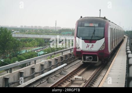 220529 -- PEKING, 29. Mai 2022 -- Ein U-Bahn-Zug der Linie 15 wird am Sunhe Bahnhof in Peking, Hauptstadt von China, am 29. Mai 2022 ankommen. In Peking gab es von Freitag bis Sonntag um 15 Uhr keine Übertragung von COVID-19 in der Stadt, teilte ein Beamter einer Pressekonferenz am Sonntag mit. Die chinesische Hauptstadt meldete sieben neue lokal übertragbare COVID-19-Infektionen von Ende Samstag bis 15 Uhr Sonntag, die alle unter den zur Beobachtung gesperrten Personen waren, sagte Liu Xiaofeng, stellvertretender Direktor des Pekinger Zentrums für die Prävention und die Kontrolle von Krankheiten. CHINA-PEKING-COVID-19-PRÄVENTION UND CONTROLCN REN Stockfoto