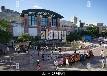 220529 -- PEKING, 29. Mai 2022 -- die Menschen genießen sich in einem Einkaufszentrum im Chaoyang-Viertel von Peking, Hauptstadt von China, 29. Mai 2022. In Peking gab es von Freitag bis Sonntag um 15 Uhr keine Übertragung von COVID-19 in der Stadt, teilte ein Beamter einer Pressekonferenz am Sonntag mit. Die chinesische Hauptstadt meldete sieben neue lokal übertragbare COVID-19-Infektionen von Ende Samstag bis 15 Uhr Sonntag, die alle unter den zur Beobachtung gesperrten Personen waren, sagte Liu Xiaofeng, stellvertretender Direktor des Pekinger Zentrums für die Prävention und die Kontrolle von Krankheiten. CHINA-PEKING-COVID-19-PRÄVENTION UND CONTROLCN J Stockfoto