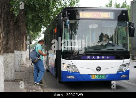 220529 -- PEKING, 29. Mai 2022 -- Ein Mann steigt in einen Bus an einer Bushaltestelle im Bezirk Shunyi von Peking, Hauptstadt von China, 29. Mai 2022. In Peking gab es von Freitag bis Sonntag um 15 Uhr keine Übertragung von COVID-19 in der Stadt, teilte ein Beamter einer Pressekonferenz am Sonntag mit. Die chinesische Hauptstadt meldete sieben neue lokal übertragbare COVID-19-Infektionen von Ende Samstag bis 15 Uhr Sonntag, die alle unter den zur Beobachtung gesperrten Personen waren, sagte Liu Xiaofeng, stellvertretender Direktor des Pekinger Zentrums für die Prävention und die Kontrolle von Krankheiten. CHINA-PEKING-COVID-19-PRÄVENTION UND CONTROLCN REN Stockfoto