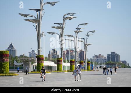 220529 -- PEKING, 29. Mai 2022 -- Menschen besuchen den Beijing Olympic Park in Peking, Hauptstadt von China, 29. Mai 2022. In Peking gab es von Freitag bis Sonntag um 15 Uhr keine Übertragung von COVID-19 in der Stadt, teilte ein Beamter einer Pressekonferenz am Sonntag mit. Die chinesische Hauptstadt meldete sieben neue lokal übertragbare COVID-19-Infektionen von Ende Samstag bis 15 Uhr Sonntag, die alle unter den zur Beobachtung gesperrten Personen waren, sagte Liu Xiaofeng, stellvertretender Direktor des Pekinger Zentrums für die Prävention und die Kontrolle von Krankheiten. CHINA-PEKING-COVID-19-PRÄVENTION UND CONTROLCN JUXHUANZONG PUBLICATIONXNOT Stockfoto