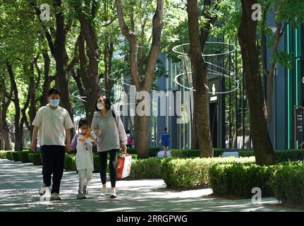 220529 -- PEKING, 29. Mai 2022 -- Menschen gehen auf einer Straße in Sanlitun, einem beliebten Einkaufsviertel in Peking, Hauptstadt von China, 29. Mai 2022. In Peking gab es von Freitag bis Sonntag um 15 Uhr keine Übertragung von COVID-19 in der Stadt, teilte ein Beamter einer Pressekonferenz am Sonntag mit. Die chinesische Hauptstadt meldete sieben neue lokal übertragbare COVID-19-Infektionen von Ende Samstag bis 15 Uhr Sonntag, die alle unter den zur Beobachtung gesperrten Personen waren, sagte Liu Xiaofeng, stellvertretender Direktor des Pekinger Zentrums für die Prävention und die Kontrolle von Krankheiten. CHINA-PEKING-COVID-19-PRÄVENTION UND CONTROLCN CHENXZ Stockfoto