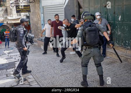 220529 -- JERUSALEM, 29. Mai 2022 -- israelische Polizisten treffen auf einen arabischen Mann während des flaggenmarsches in der Altstadt von Jerusalem am 29. Mai 2022. Der umstrittene flaggenmarsch fand am Sonntag anlässlich des Jerusalemtages statt, der an die Vereinigung der Stadt nach der Annexion Ostjerusalems durch Israel im Jahr 1967 erinnert. Via Xinhua MIDEAST-JERUSALEM-JERUSALEM TAGESFLAGGE MARSCH-ZUSAMMENSTÖSSE JINI PUBLICATIONxNOTxINxCHN Stockfoto