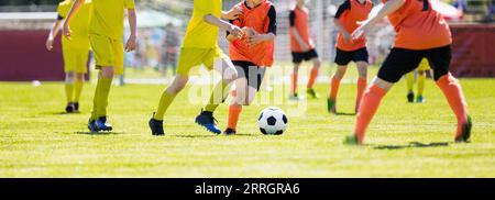 Europäisches Fußballspiel zwischen Jugendmannschaften. Junge Schuljungen spielen ein Fußballspiel. Juniorwettbewerb zwischen Laufern und Kickball. Tourn Stockfoto