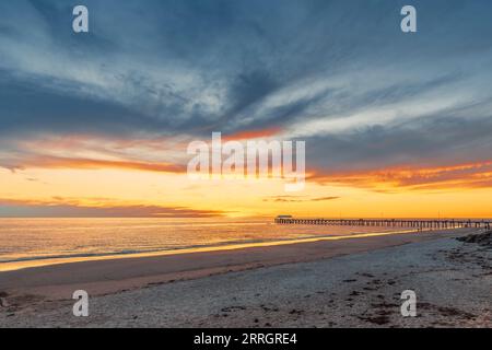 Henley Beach Küste mit Pier bei Sonnenuntergang, South Australia Stockfoto