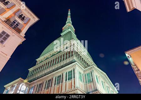 Die Mole Antonelliana, ein bedeutendes Wahrzeichen in Turin, beherbergt das National Cinema Museum, das höchste nicht verstärkte Backsteingebäude der Welt. Stockfoto