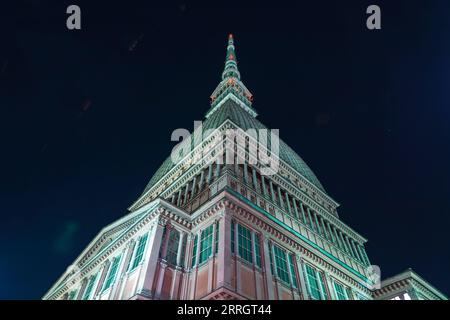 Die Mole Antonelliana, ein bedeutendes Wahrzeichen in Turin, beherbergt das National Cinema Museum, das höchste nicht verstärkte Backsteingebäude der Welt. Stockfoto