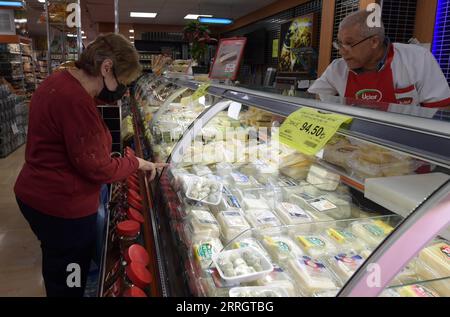 220531 -- ISTANBUL, 31. Mai 2022 -- Ein Kunde kauft in einem Supermarkt in Istanbul, Türkei, 26. Mai 2022. Die jährliche Inflation in der Türkei sprang im April auf 69,97 Prozent und erreichte ein zweizehnjähriges hoch, teilte das türkische Statistische Institut am 5. Mai mit. Der höchste jährliche Preisanstieg sei im Transportsektor mit 105,86 Prozent zu verzeichnen gewesen, während die Kosten für Lebensmittel und alkoholfreie Getränke um 89,1 Prozent gestiegen seien. Die Türkei leidet seit Jahrzehnten unter finanziellen Problemen, wobei die türkische Lira im vergangenen Jahr aufgrund der COVID-19-Pandemie um die Hälfte an Wert verlor. Der Russland-Ukraine-Konflikt hat sich ebenfalls verschlimmert Stockfoto