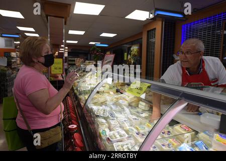 220531 -- ISTANBUL, 31. Mai 2022 -- Ein Kunde kauft in einem Supermarkt in Istanbul, Türkei, 26. Mai 2022. Die jährliche Inflation in der Türkei sprang im April auf 69,97 Prozent und erreichte ein zweizehnjähriges hoch, teilte das türkische Statistische Institut am 5. Mai mit. Der höchste jährliche Preisanstieg sei im Transportsektor mit 105,86 Prozent zu verzeichnen gewesen, während die Kosten für Lebensmittel und alkoholfreie Getränke um 89,1 Prozent gestiegen seien. Die Türkei leidet seit Jahrzehnten unter finanziellen Problemen, wobei die türkische Lira im vergangenen Jahr aufgrund der COVID-19-Pandemie um die Hälfte an Wert verlor. Der Russland-Ukraine-Konflikt hat sich ebenfalls verschlimmert Stockfoto