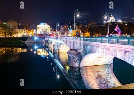 Turin, Italien - 27. März 2022: Die Ponte Vittorio Emanuele I ist eine Brücke, die den Fluss Po überquert, im östlichen Bereich von ​​the Zentrum von Turin. Stockfoto