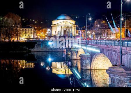 Turin, Italien - 28. März 2022: Die Kirche Gran Madre di Dio ist eine Kirche im neoklassizistischen Stil am Westufer des Po, gegenüber dem Po Stockfoto