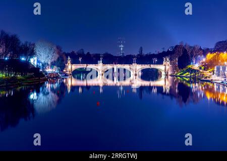 Turin, Italien - 27. März 2022: Die Brücke König Umberto I ist eine Brücke über den Fluss Po in Turin, die den Corso Vittorio Emanuele II mit dem Corso Monc verbindet Stockfoto