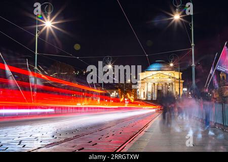 Turin, Italien - 28. März 2022: Die Kirche Gran Madre di Dio ist eine Kirche im neoklassizistischen Stil am Westufer des Po, gegenüber dem Po Stockfoto