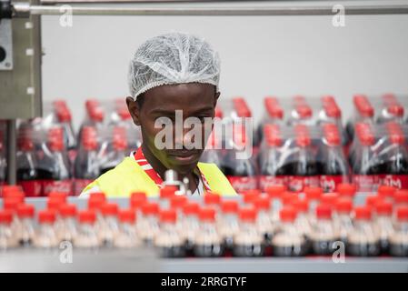 220531 -- SEBETA, 31. Mai 2022 -- Ein lokaler Mitarbeiter arbeitet am 31. Mai 2022 in der Coca-Cola-Abfüllanlage in Sebeta, Stadt Oromia, Äthiopien. Die Coca-Cola Beverages Africa CCBA eröffnete am Dienstag ihre neue 100 Millionen US-Dollar teure Coca-Cola-Abfüllanlage in Äthiopien. ÄTHIOPIEN-SEBETA-COCA COLA-NEUE ABFÜLLANLAGE MICHAELXTEWELDE PUBLICATIONXNOTXINXCHN Stockfoto