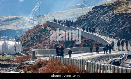 220531 -- NAGQU, 31. Mai 2022 -- Menschen sammeln sich, bevor sie zur Pilzsammlung von caterpillar in der Gemeinde Lainqu, Biru County of Nagqu, südwestchinesische autonome Region Tibet, am 26. Mai 2022 aufbrechen. In der Prärie von über 4.700 Metern über dem Meeresspiegel im Biru County jagen Hirten zur Erntezeit raupenpilze. Biru County ist ein wichtiger Standort für die Gewinnung von raupenpilz, einem teuren Inhaltsstoff in der traditionellen chinesischen Medizin. Der Pilz, der in China als Winterwurm-Sommergras bekannt ist, wird nur in großen Höhen gefunden und soll das Immunsystem stärken. Das Restaurant Stockfoto