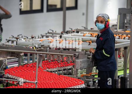 220531 -- SEBETA, 31. Mai 2022 -- Ein lokaler Mitarbeiter arbeitet am 31. Mai 2022 in der Coca-Cola-Abfüllanlage in Sebeta, Stadt Oromia, Äthiopien. Die Coca-Cola Beverages Africa CCBA eröffnete am Dienstag ihre neue 100 Millionen US-Dollar teure Coca-Cola-Abfüllanlage in Äthiopien. ÄTHIOPIEN-SEBETA-COCA COLA-NEUE ABFÜLLANLAGE MICHAELXTEWELDE PUBLICATIONXNOTXINXCHN Stockfoto