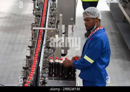 220531 -- SEBETA, 31. Mai 2022 -- Ein lokaler Mitarbeiter arbeitet am 31. Mai 2022 in der Coca-Cola-Abfüllanlage in Sebeta, Stadt Oromia, Äthiopien. Die Coca-Cola Beverages Africa CCBA eröffnete am Dienstag ihre neue 100 Millionen US-Dollar teure Coca-Cola-Abfüllanlage in Äthiopien. ÄTHIOPIEN-SEBETA-COCA COLA-NEUE ABFÜLLANLAGE MICHAELXTEWELDE PUBLICATIONXNOTXINXCHN Stockfoto