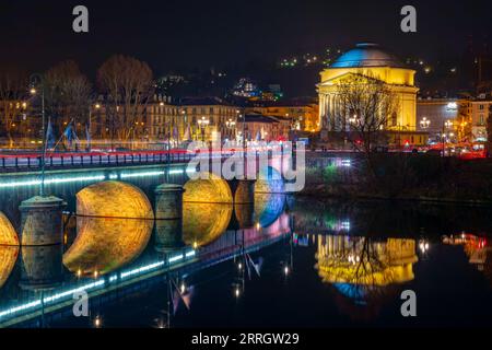 Turin, Italien - 28. März 2022: Die Kirche Gran Madre di Dio ist eine Kirche im neoklassizistischen Stil am Westufer des Po, gegenüber dem Po Stockfoto