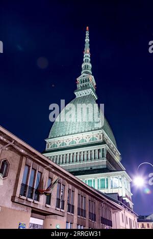 Turin, Italien - 27. März 2022: Die Mole Antonelliana, ein bedeutendes Wahrzeichen in Turin, beherbergt das Nationale Kinomuseum, das höchste unverstärkte Stockfoto