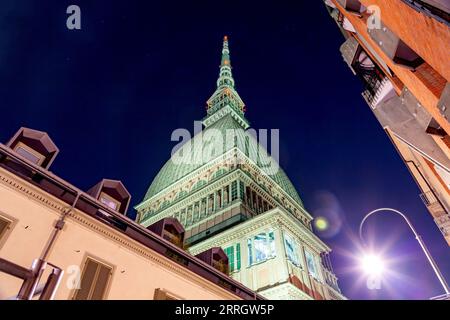 Turin, Italien - 27. März 2022: Die Mole Antonelliana, ein bedeutendes Wahrzeichen in Turin, beherbergt das Nationale Kinomuseum, das höchste unverstärkte Stockfoto