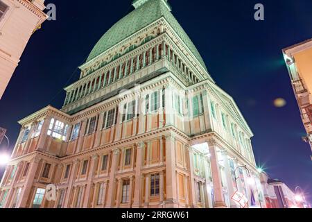 Turin, Italien - 27. März 2022: Die Mole Antonelliana, ein bedeutendes Wahrzeichen in Turin, beherbergt das Nationale Kinomuseum, das höchste unverstärkte Stockfoto