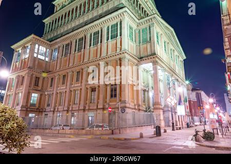 Turin, Italien - 27. März 2022: Die Mole Antonelliana, ein bedeutendes Wahrzeichen in Turin, beherbergt das Nationale Kinomuseum, das höchste unverstärkte Stockfoto