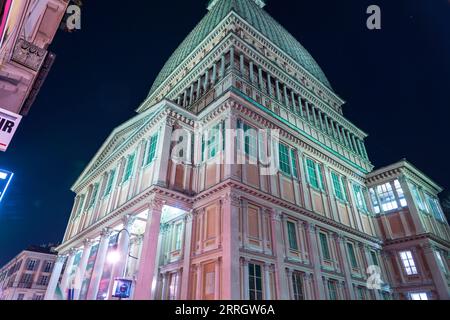 Turin, Italien - 27. März 2022: Die Mole Antonelliana, ein bedeutendes Wahrzeichen in Turin, beherbergt das Nationale Kinomuseum, das höchste unverstärkte Stockfoto