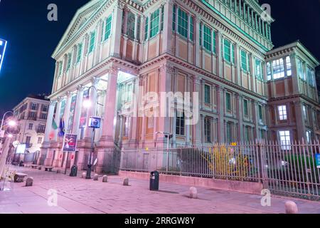 Turin, Italien - 27. März 2022: Die Mole Antonelliana, ein bedeutendes Wahrzeichen in Turin, beherbergt das Nationale Kinomuseum, das höchste unverstärkte Stockfoto