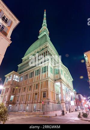 Turin, Italien - 27. März 2022: Die Mole Antonelliana, ein bedeutendes Wahrzeichen in Turin, beherbergt das Nationale Kinomuseum, das höchste unverstärkte Stockfoto