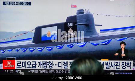 Seoul, Südkorea. September 2023. Ein Fernsehbildschirm zeigt ein Bild von Nordkoreas neu gebautem „taktischen Atom-U-Boot“, das am 6. September während einer Nachrichtensendung am Bahnhof Yongsanl gestartet wurde. Nordkorea hat ein neu gebautes "taktisches Atom-U-Boot" gestartet, das einen nuklearen Unterwasserangriff durchführen kann, wobei der Führer Kim Jong UN versprochen hat, "die nukleare Abschreckung des Staates weiter zu verstärken", sagten die staatlichen Medien des Nordens am 8. September. Quelle: SOPA Images Limited/Alamy Live News Stockfoto