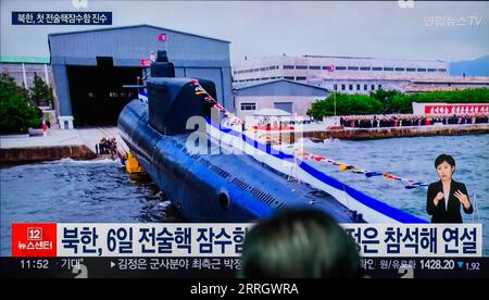 Seoul, Südkorea. September 2023. Ein Fernsehbildschirm zeigt ein Bild von Nordkoreas neu gebautem „taktischen Atom-U-Boot“, das am 6. September während einer Nachrichtensendung am Bahnhof Yongsanl gestartet wurde. Nordkorea hat ein neu gebautes "taktisches Atom-U-Boot" gestartet, das einen nuklearen Unterwasserangriff durchführen kann, wobei der Führer Kim Jong UN versprochen hat, "die nukleare Abschreckung des Staates weiter zu verstärken", sagten die staatlichen Medien des Nordens am 8. September. Quelle: SOPA Images Limited/Alamy Live News Stockfoto