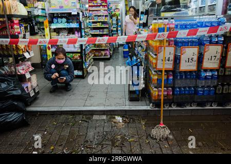 Hongkong, China. September 2023. Die Mitarbeiter des 24-Stunden-Stores räumen das Geschäft nach rekordverdächtigen Regenfällen auf. Rekordverdächtige Niederschläge lähmten einen Großteil Hongkongs am Freitag, das Hong Kong Observatory zeichnete mehr als 158 Millimeter (6,2 Zoll) Regen zwischen 23 Uhr und Mitternacht auf, die höchste stündliche Niederschlagsmenge seit Beginn der Aufzeichnungen im Jahr 1884. (Bild: © Keith Tsuji/ZUMA Press Wire) NUR REDAKTIONELLE VERWENDUNG! Nicht für kommerzielle ZWECKE! Stockfoto