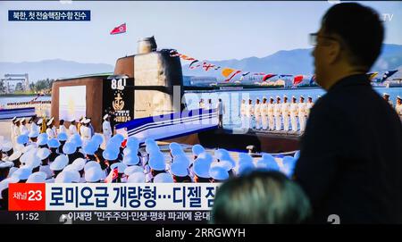 Seoul, Südkorea. September 2023. Ein Fernsehbildschirm zeigt ein Bild von Nordkoreas neu gebautem „taktischen Atom-U-Boot“, das am 6. September während einer Nachrichtensendung am Bahnhof Yongsanl gestartet wurde. Nordkorea hat ein neu gebautes "taktisches Atom-U-Boot" gestartet, das einen nuklearen Unterwasserangriff durchführen kann, wobei der Führer Kim Jong UN versprochen hat, "die nukleare Abschreckung des Staates weiter zu verstärken", sagten die staatlichen Medien des Nordens am 8. September. Quelle: SOPA Images Limited/Alamy Live News Stockfoto