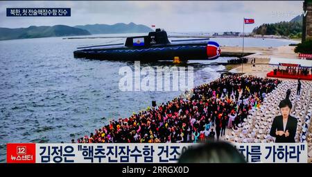 Seoul, Südkorea. September 2023. Ein Fernsehbildschirm zeigt ein Bild von Nordkoreas neu gebautem „taktischen Atom-U-Boot“, das am 6. September während einer Nachrichtensendung am Bahnhof Yongsanl gestartet wurde. Nordkorea hat ein neu gebautes "taktisches Atom-U-Boot" gestartet, das einen nuklearen Unterwasserangriff durchführen kann, wobei der Führer Kim Jong UN versprochen hat, "die nukleare Abschreckung des Staates weiter zu verstärken", sagten die staatlichen Medien des Nordens am 8. September. Quelle: SOPA Images Limited/Alamy Live News Stockfoto