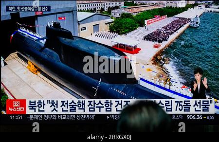 Seoul, Südkorea. September 2023. Ein Fernsehbildschirm zeigt ein Bild von Nordkoreas neu gebautem „taktischen Atom-U-Boot“, das am 6. September während einer Nachrichtensendung am Bahnhof Yongsanl gestartet wurde. Nordkorea hat ein neu gebautes "taktisches Atom-U-Boot" gestartet, das einen nuklearen Unterwasserangriff durchführen kann, wobei der Führer Kim Jong UN versprochen hat, "die nukleare Abschreckung des Staates weiter zu verstärken", sagten die staatlichen Medien des Nordens am 8. September. Quelle: SOPA Images Limited/Alamy Live News Stockfoto