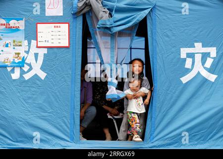 220602 -- YA AN, 2. Juni 2022 -- zwei Kinder werden in einem Zelt in einem provisorischen Unterschlupf im Dorf Dahe im Lushan County, Provinz Sichuan im Südwesten Chinas, 2. Juni 2022 gesehen. Nach einem Erdbeben der Stärke 6,1, das am Mittwochnachmittag die Stadt Ya an in der südwestchinesischen Provinz Sichuan erschütterte, wurden vier Tote und 41 weitere verletzt. Rettungseinsätze werden in geordneter Weise durchgeführt. CHINA-SICHUAN-YA AN-ERDBEBEN-SCHULRETTUNG CN SHENXBOHAN PUBLICATIONXNOTXINXCHN Stockfoto